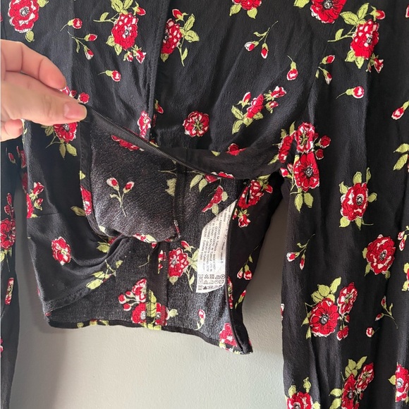 ZARA size small Floral Black Crop Top, long sleeve, key hole front - Picture 7 of 8